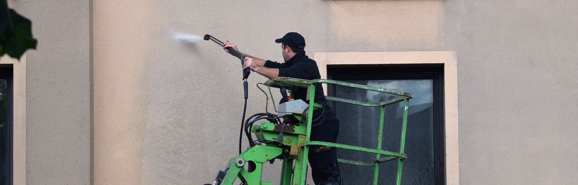 Limpieza de fachadas con agua a presión en Oroso